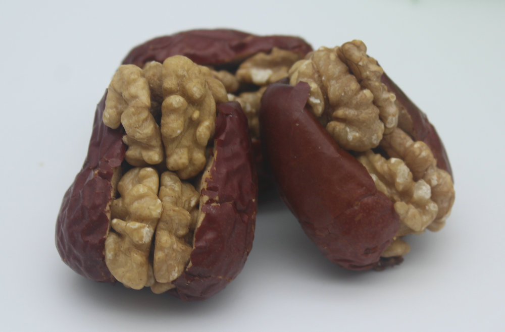 сухая дата и ядра грецкого ореха